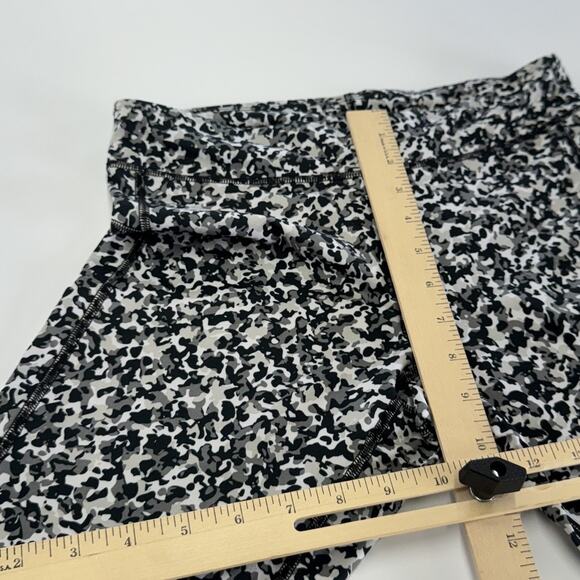 Under Armour Leggings Womens Medium‎ Black Camo Athletic HeatGear Compression - Picture 8 of 9